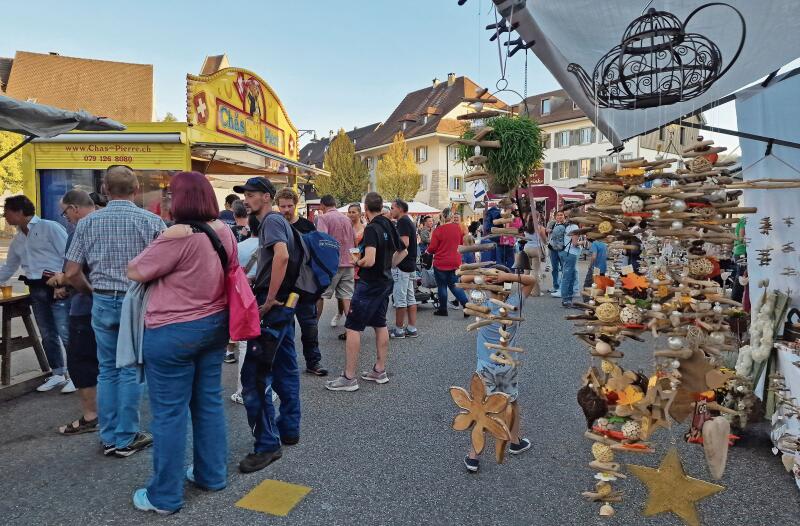 Viele Geniesserinnen und Geniesser. Fotos: U. Roth