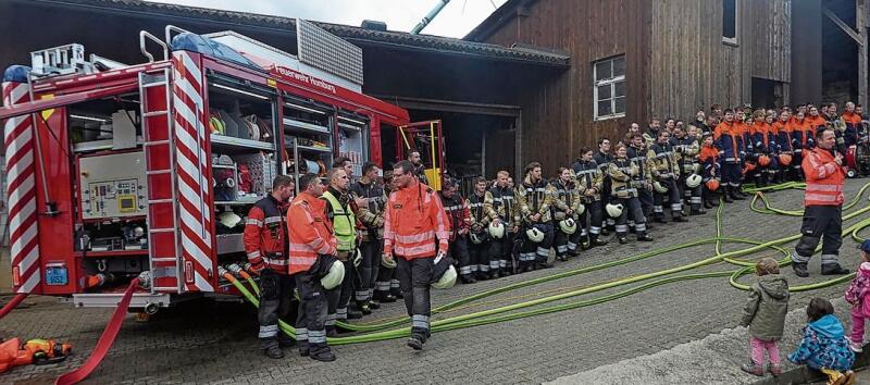 Nachbesprechung der EinsatzÃ¼bung vor versammelter Mannschaft durch Hauptmann Daniel Spiess.Foto: P. ÃnishÃ¤nslin