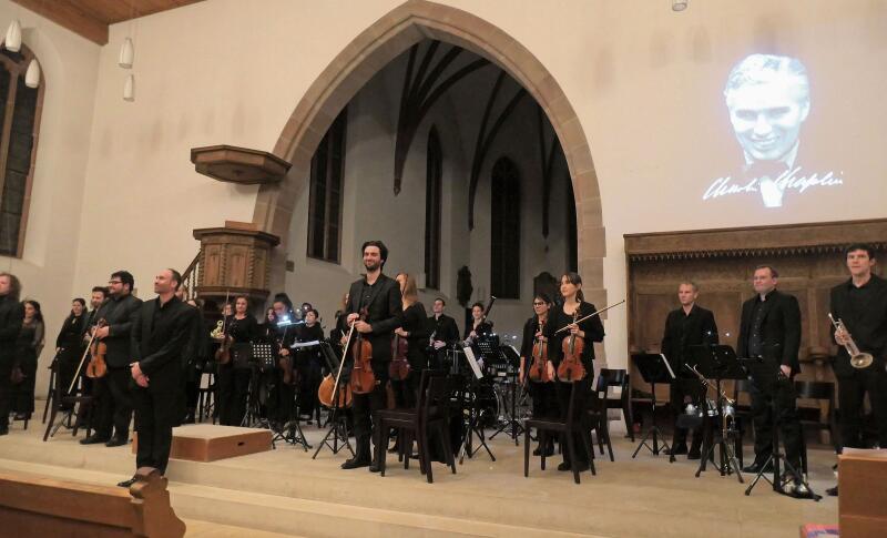 Dirigent Christian Knüsel mit dem Neuen Orchester Basel (NOB) nimmt den wohlverdienten Applaus für die grossartige Hommage an den unvergesslichen Charlie Chaplin in seinem Film «Modern Times». Foto: U. Handschin