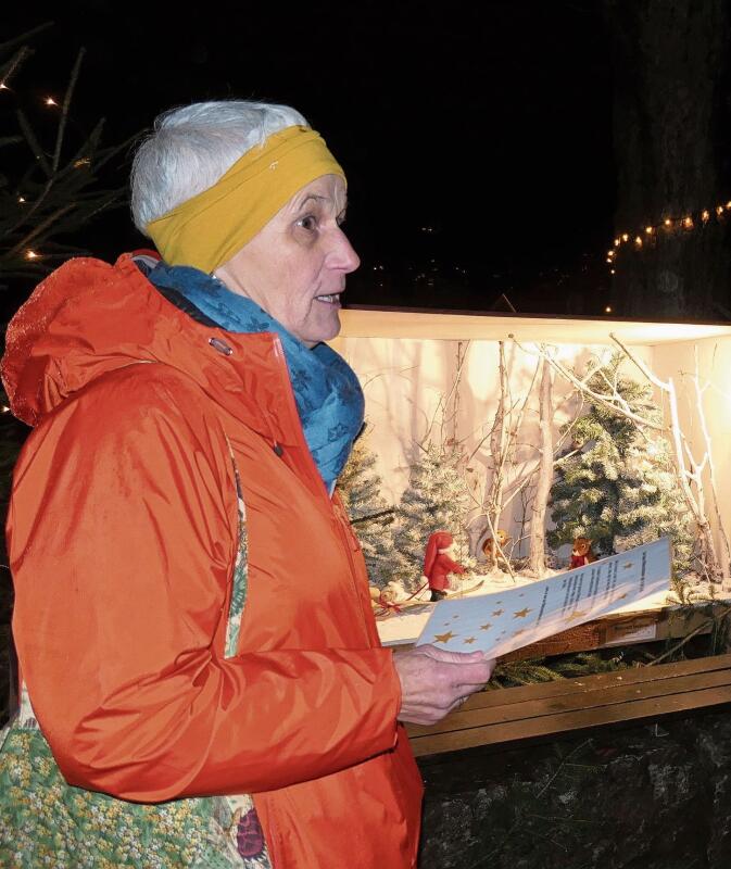 Esther Scholer erzählte die zu den Bilderstationen passenden Texte.