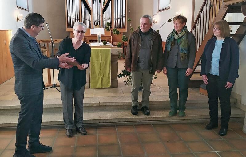 Kirchgemeinde-Präsidentin Franziska Buonfrate erhielt aus den Händen von Roland Plattner- Steinmann die Zertifikatsurkunde. Im Beisein von Felix Dürr, Dominika Dällenbach und Sonja Köhler (v. l.) Fotos: S. van Riemsdijk