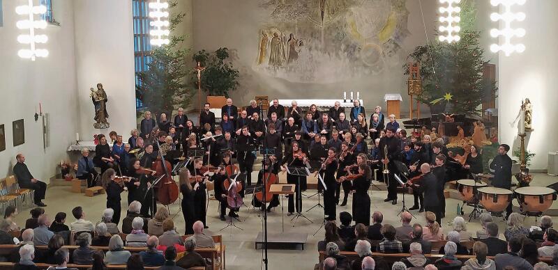 Das anspruchsvolle Requiem begeisterte das Publikum in der voll besetzten katholischen Kirche.Fotos: S. van Riemsdijk