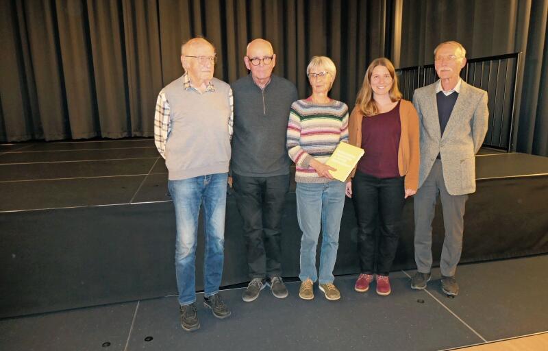 Fünf der sieben Autor/-innen des Buches, das aus der Ortssammlung Gelterkinden heraus entstand (v. l.) Hansruedi Hertig, Urs Kühnis, Esther Saladin, Barbara Gerber, Heinrich Thommen. Es fehlen Erika Rüegg-Handschin und Ernst Rüdin.Foto: zVg