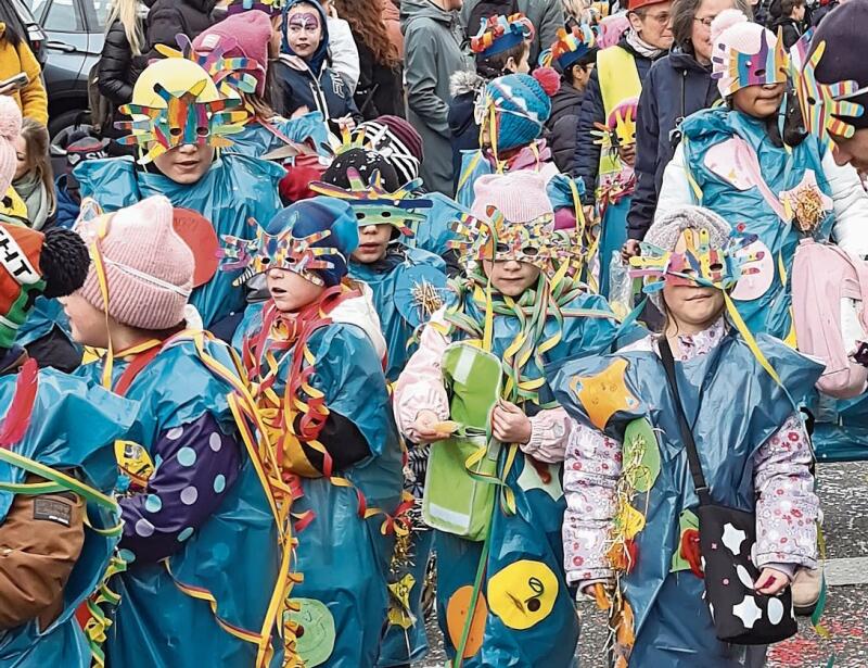 Mit «Wir sind bunt» präsentierte sich 1. und 2. Klasse.