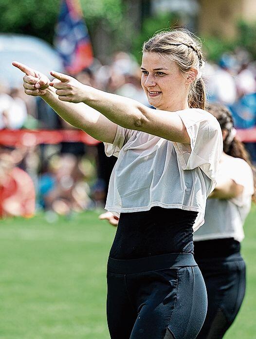 Gymnastik draussen auf dem Feld.