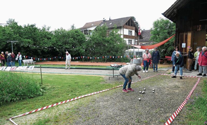 In Geschicklichkeit und Glück übten sich zwei Frauenteams beim Boule-Spiel hinter dem Jundthuus. Fotos: U. Handschin