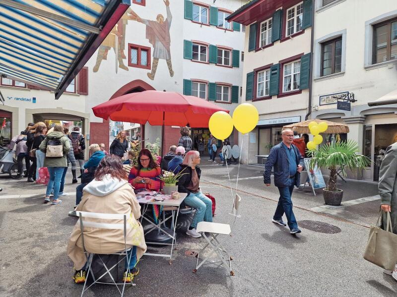 Vorne wird fleissig gestrickt, unter dem Törli singt und spielt Flavian Graber.Fotos: U. Roth