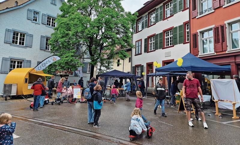 Beliebter Ort für Kinder mit Büchsenwerfen, Entenfischen und mit kleinen Fahrzeugen umherfahren.