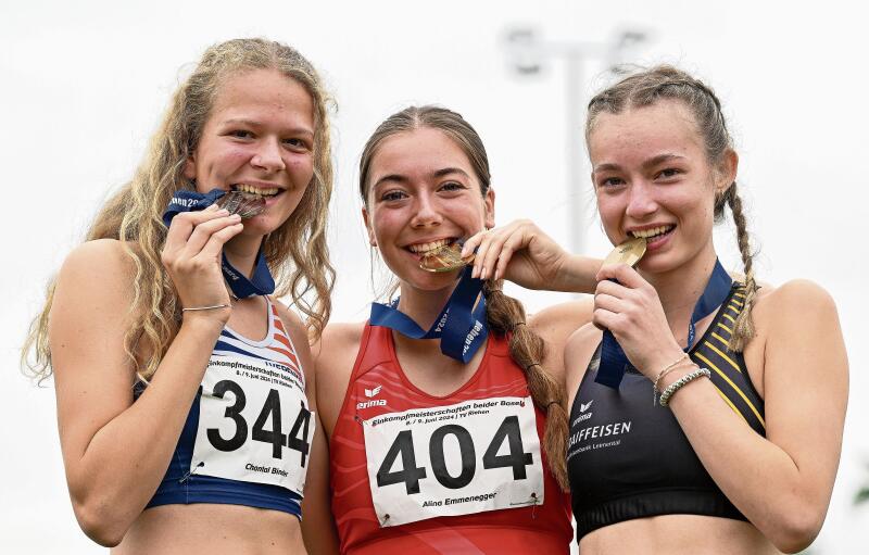 Alina Emmenegger mit Gold von der LG Oberbaselbiet, Chantal Binder holt Silber im Speer.  Foto: zVg