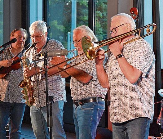 Die Dixieland-Band Stepping Stompers präsentierte ein wirbelndes Konzert mit starken Rhythmen und tollen Sounds.