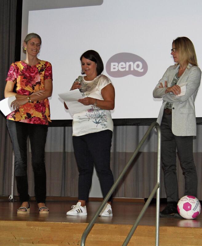 Maja Lehnen, Andrea Kaufmann und Sandra Flükiger (v.l.) bedanken sich bei den vielen Sponsoren und der Roger-Federer-Fondation.