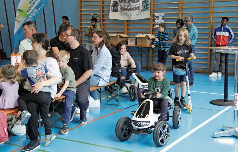 Die Kinder vom Schulparlament bringen die neuen Fahrzeuge für den Verkehrsgarten.