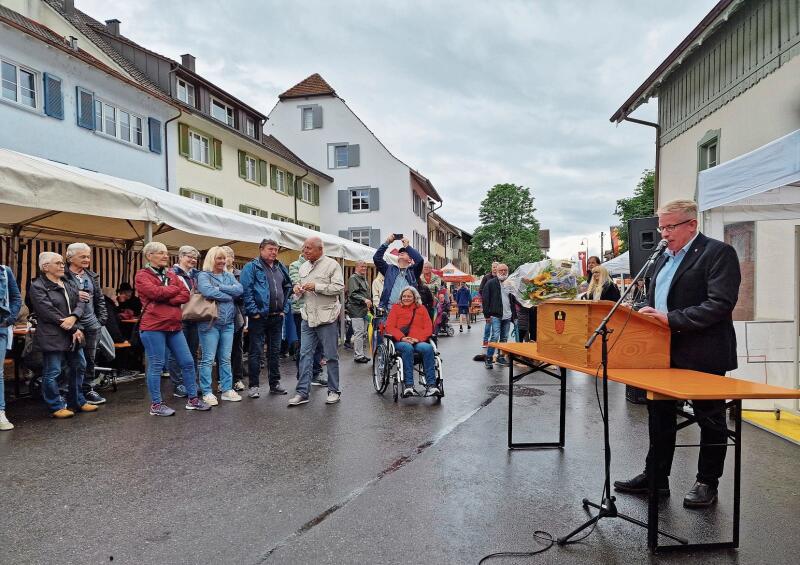 Gemeindepräsident Peter Aerni bei der offiziellen Einweihung der Unterdorfstrasse.Fotos: U. Roth