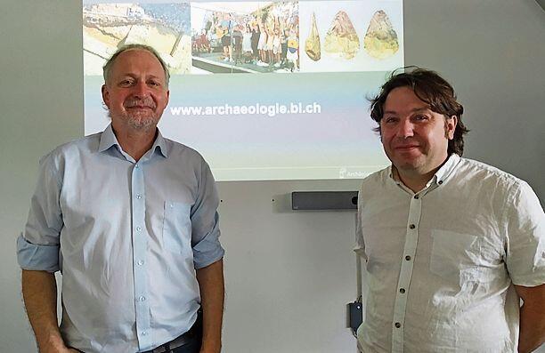 Kantonsarchäologe Reto Marti (l.) und Andreas Fischer, Leiter Archive und Öffentlichkeitsarbeit.Foto: S. van Riemsdijk