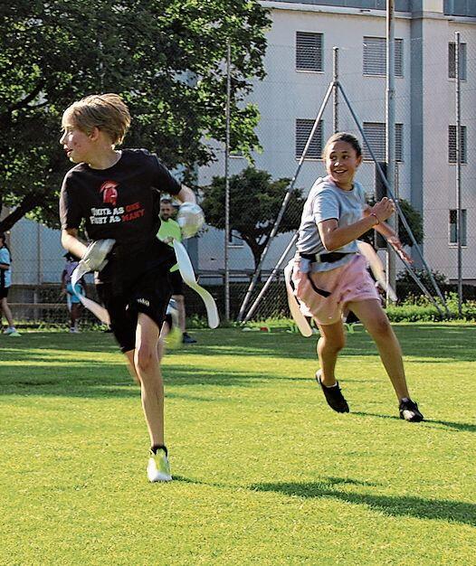 Im Unterschied zum Vollkontakt-Football müssen bei der Variante «Flag Football» die Bänder an der Hüfte gezogen werden.