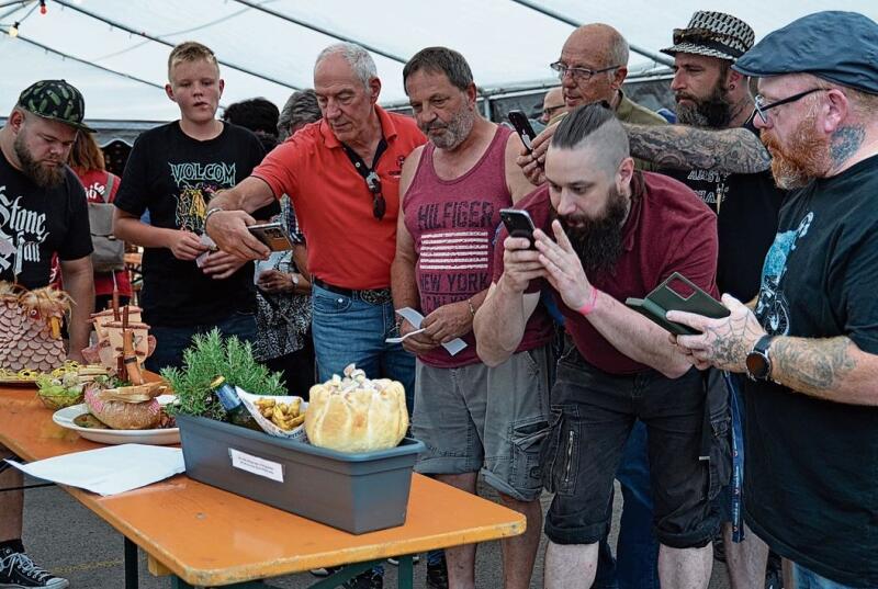 Die präsentierten Wurstsalat-Kreationen 
         
         
            für den Publikumspreis fanden grosse Beachtung.