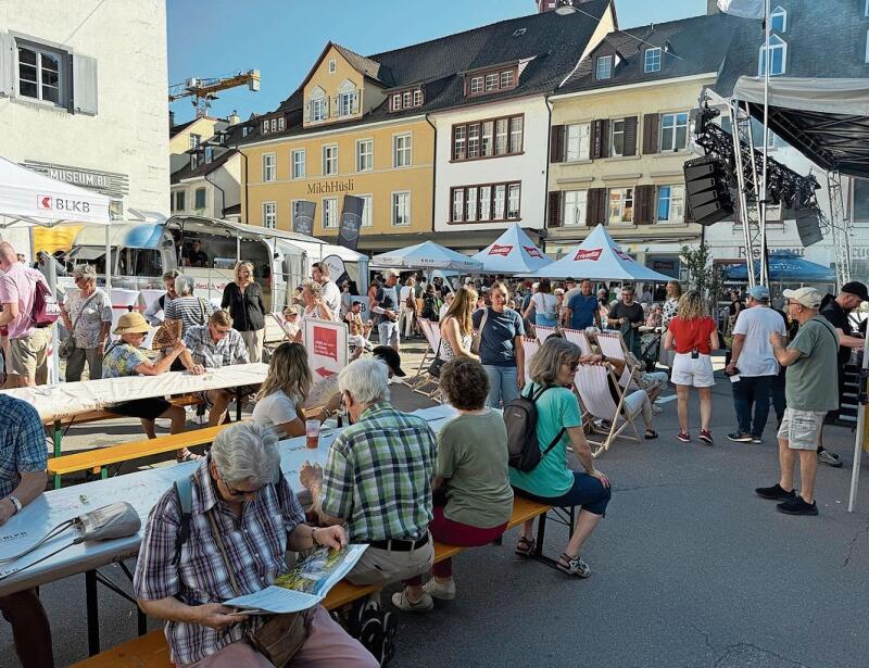 Dicht gedrängt erfreuten sich die Festbesuchenden an den zahlreichen Attraktionen rund um den Zeughausplatz.