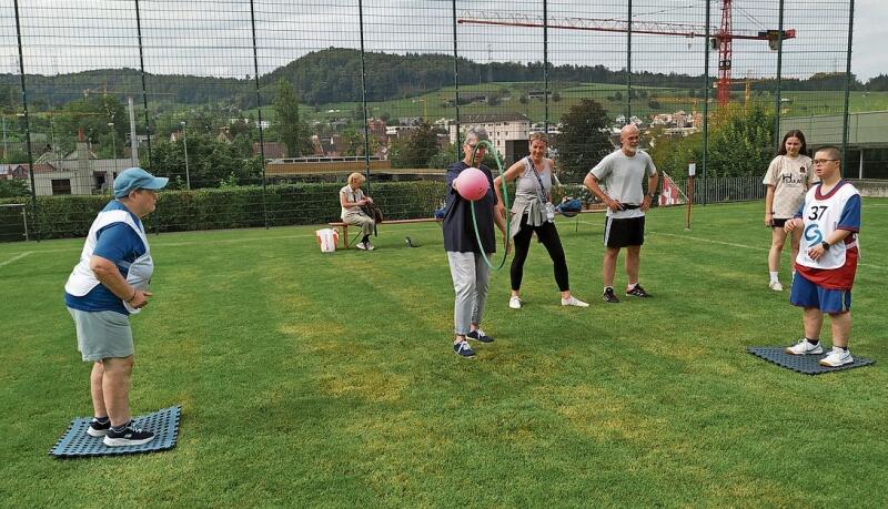 Beim Ballwerfen durch den Ring war von den Teilnehmenden viel Geschick gefordert.