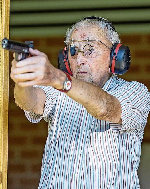 Edgar Strub, 102-jährig, ältestes Mitglied im Schützenverein Liestal, trainiert noch immer regelmässig auf der Sichtern. 
         
         
            Fotos: M. Herrmann