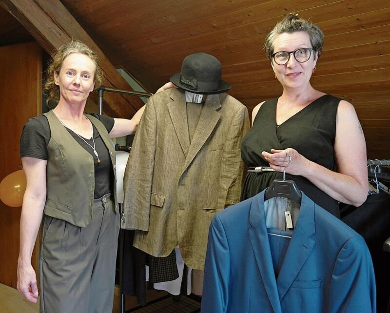 Simone Gerber (l.) und Franziska Leuenberger führen die Secondhand-Kleiderboutique in der «Alten Wacht».