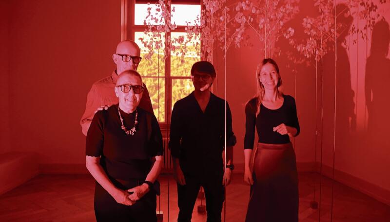 Maboart (Ursula Bohren Magoni und Claudio Magoni, links) tauchen den grossen Raum der Kunsthalle Palazzo in rotes Licht. Rechts das Kuratorenteam Michael Babics und Olivia Jenni. Foto: M. Schaffner