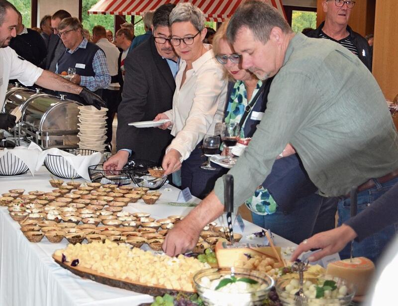 Im Nu wurde das Büffet von den hungrigen Gästen in Beschlag genommen.