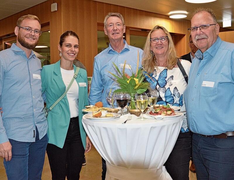 Urs Gmünder (Bildmitte) von der TopPharm Apotheke Gmünder in Bubendorf stellt seine Nachfolgerin Séverine Werdenberg mit ihrem Mann vor, rechts Silvia und Martin Weber von der Papeterie Weber in Oberdorf.Fotos: B. Reinhard