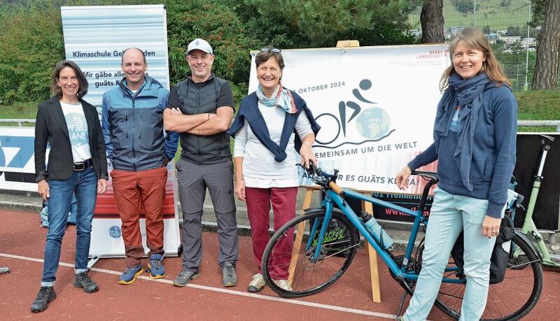 Nur zufriedene Gesichter nach einem gelungen Fahrradtag: Tanja Staub, Michael Granacher, Roger Leoni, Gabriela Graf und Simone Meier (v. l.). Foto: S. van Riemsdijk