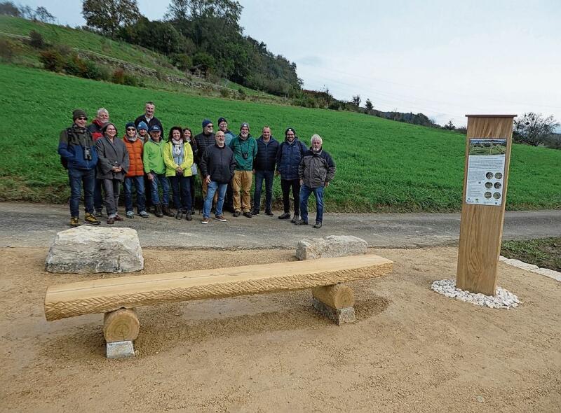 Neuer Bänkli-Hotspot Allersegg mit Gästen der Einweihung.Fotos: P. Aenishänslin