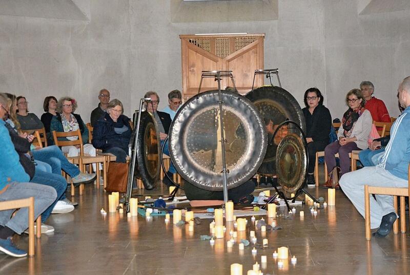 In der reformierten Kirche konnte das Gongbad mit Alan Steinborn genossen werden.