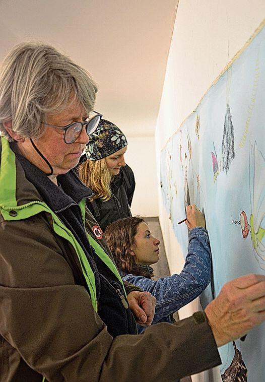 In der Alte Metzg luden Tabea Niederhauser und Jacqueline Borner zum interaktiven Mitgestalten eines grossen Werks ein.