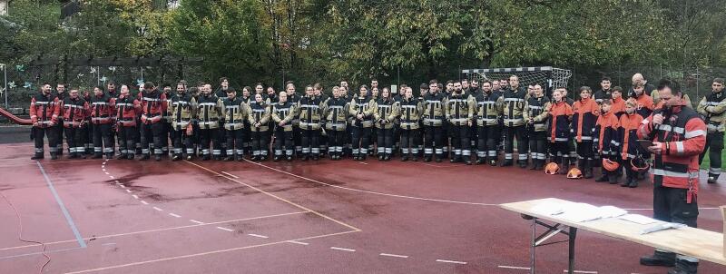 Die Feuerwehr und Jugendfeuerwehr Homburg beim gemeinsamen Rapport anlässlich der Hauptübung in Rümlingen. Rechts vorne Kommandant Daniel Spiess. Fotos: M. Stöcklin