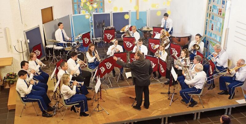 Die Brass Band Musikgesellschaft Füllinsdorf füllt die Kirche mit ihrem Klang.