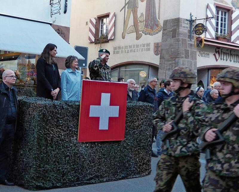 Der Schulkommandant auf dem Podium grüsst seine Truppe.