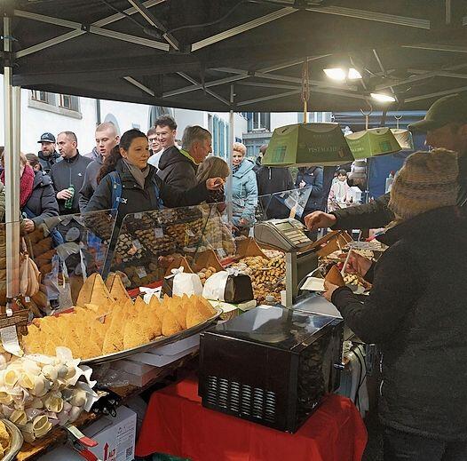 Die Marktstände mit kulinarischen Überraschungen zog viel Publikum an.