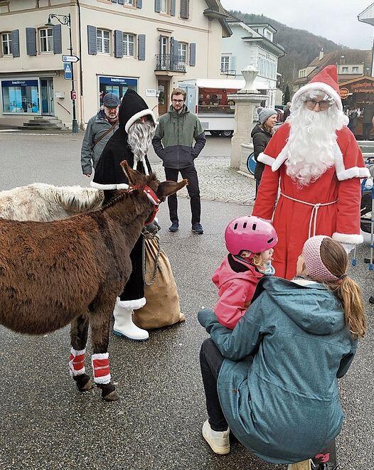 Der Santichlaus mit Begleitung sorgte für leuchtende Kinderaugen.