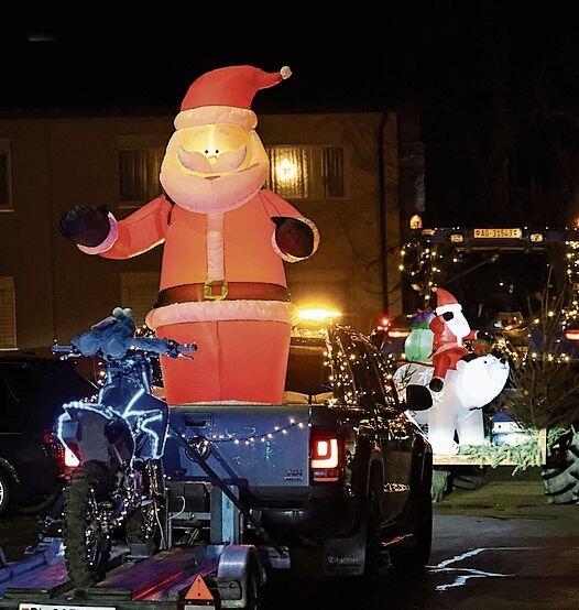 Festliche Lichterparade in der Nacht.