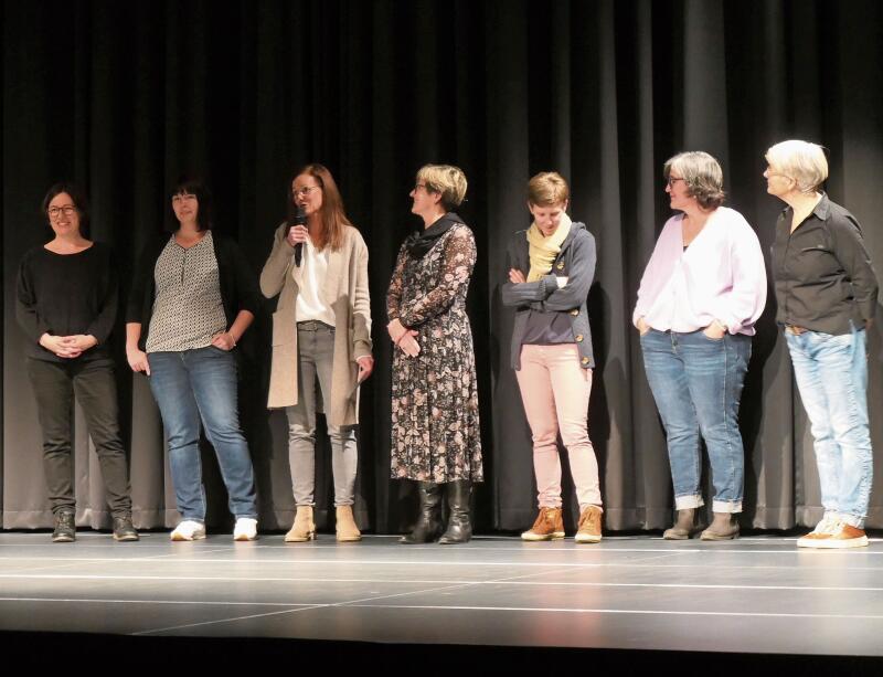 Der Vorstand des Frauenvereins begrüsste die 142 Frauen, die zu diesem dreizehnten vergnügten Kinoabend ins Marabu geströmt sind. Fotos: U. Handschin