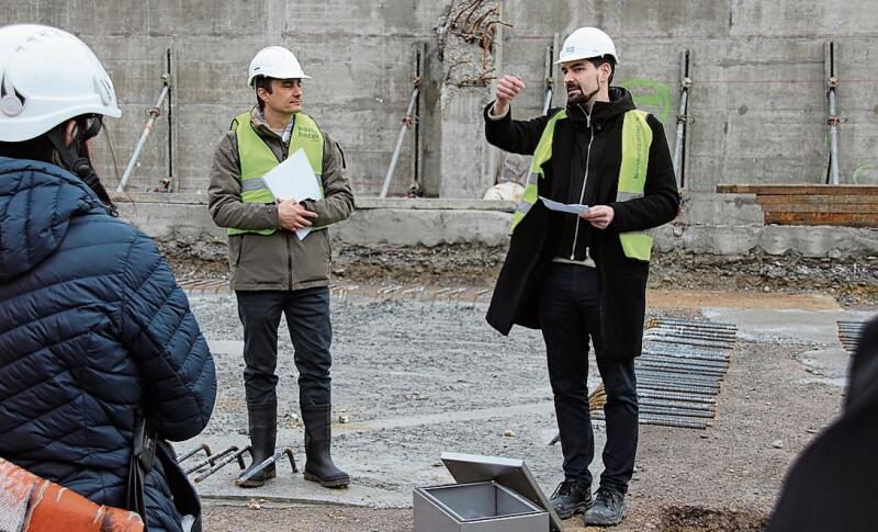 Marc Löhle (l.) und Timon Recher mit der Zeitkapsel.