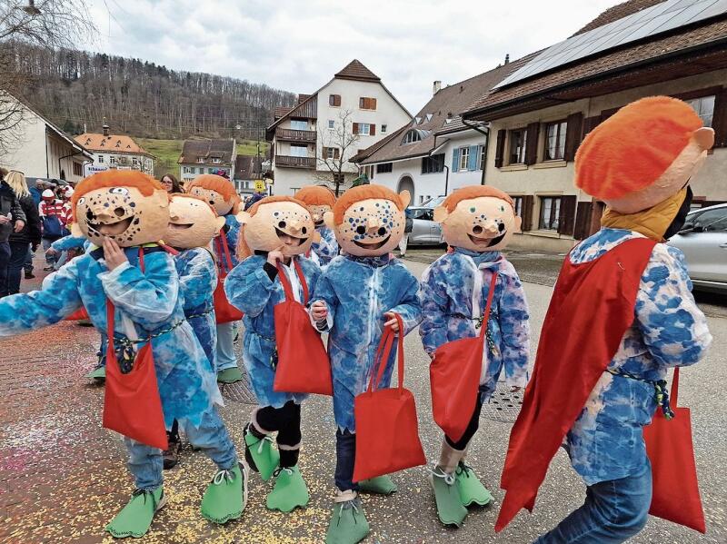 Wer hat noch keine Konfetti abbekommen, die Taschen sind noch voll.Fotos: U. Roth