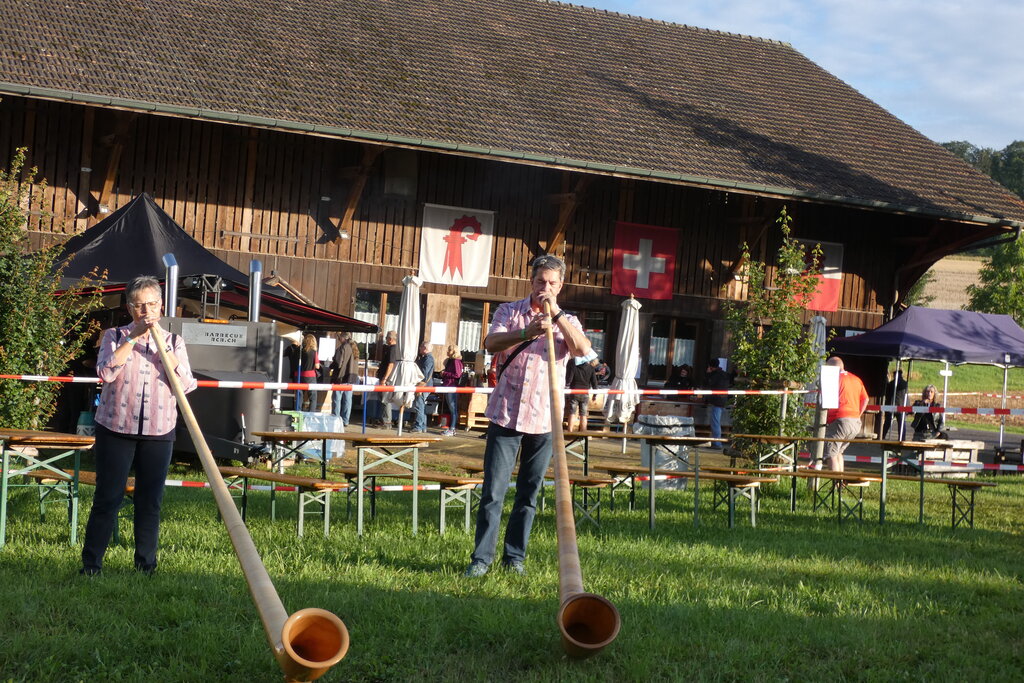 Alphornklänge vor der Chornschüre. Fotos: U. Fluri
