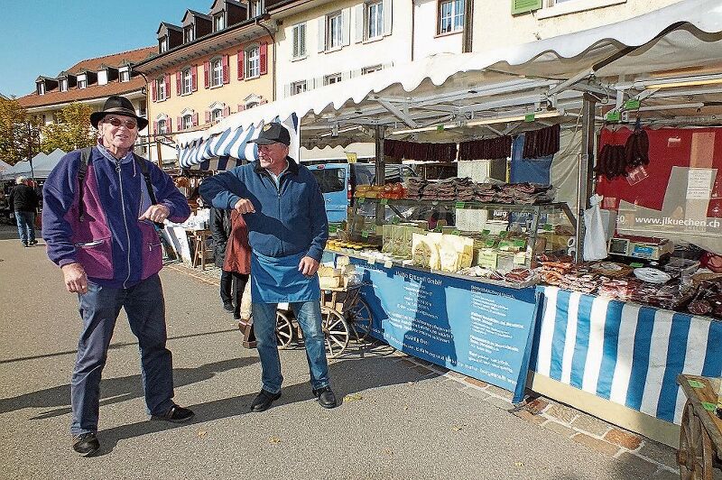 So begrüssten sich zwei Bekannte, Marktbesucher Heinz Steck aus Basel und Walter Notz aus Ettiswil mit seinem Käse- und Wurst-Angebot.