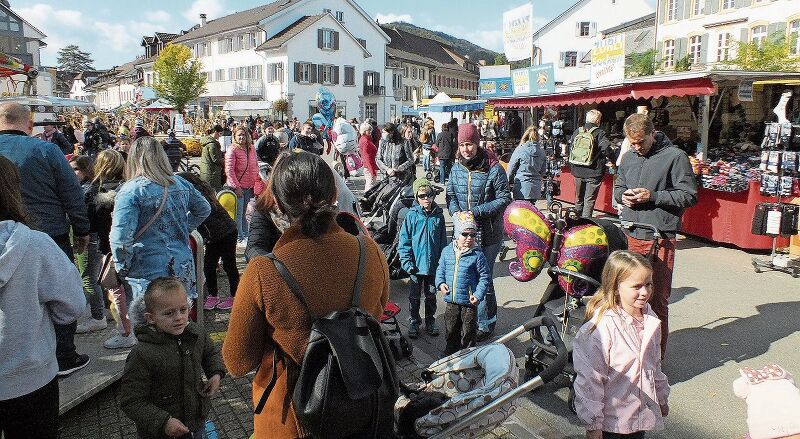 Anstehen beim Kinderkarussell.
