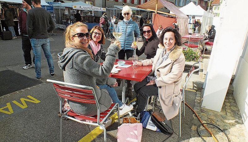 Die Taschen wurden am Markt gefüllt, nun geniessen die vier Freundinnen das gemütliche Beisammensein, Marlene Schrag, Nicole Schaub, Corina Merz, Mirjam Malard, Kollegin Ruth Koch, stehend, begrüsste die fröhliche Runde.Fotos: U. Roth
