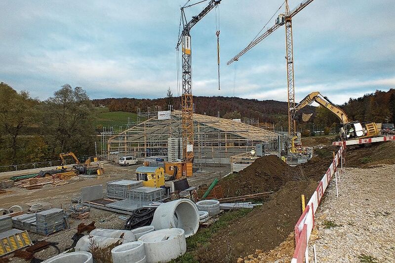 Die Halle, hinten und im Vordergrund das Gelände, wo die Aussenplätze entstehen werden.Fotos: W. Wenger