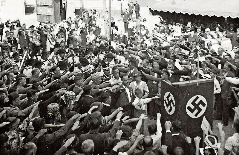 Waldkircher zeigen den Hitler-Gruss auf dem Marktplatz am Tag der Landwirtschaft 30.August 1936.  Foto: Stadtarchiv Waldkirch/Lothar Schmidt