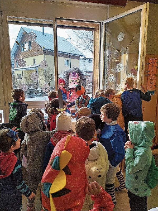 Übergabe des Fasnachtsznüni durch den Waggis im Kindergarten Schwarzmatt.
