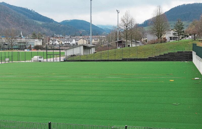 Noch drei sonnige Tage und der Umbau des Fussballplatzes auf dem neuen Kunstrasen kann abgeschlossen werden. Fotos: S. van riemsdijk