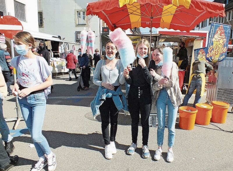 Sophie, Maja und Lia freuen sich an ihren luftig leckeren Zuckerwatten.Fotos: U. Roth