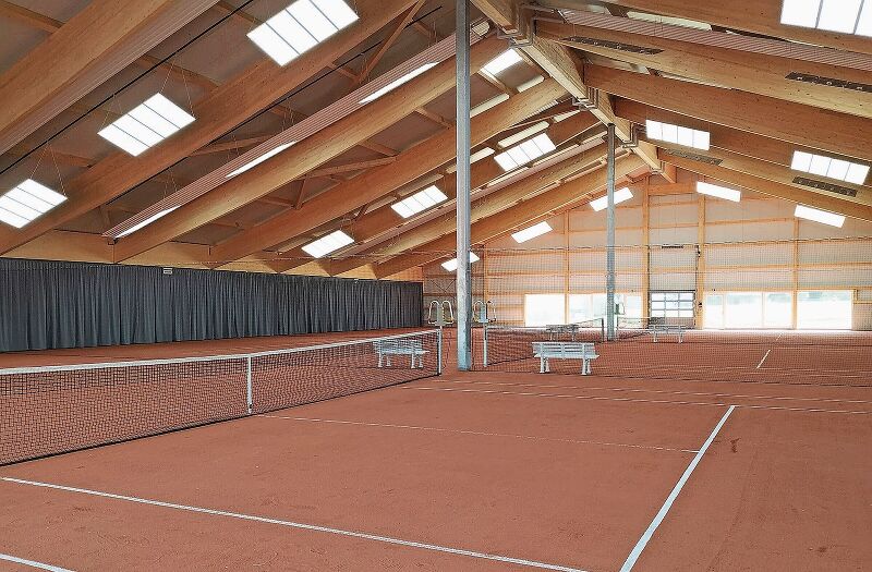 Die Halle hat mit dem Red-Court-Boden den gleichen Untergrund wie die Aussenanlage.  Fotos: S. van Riemsdijk
